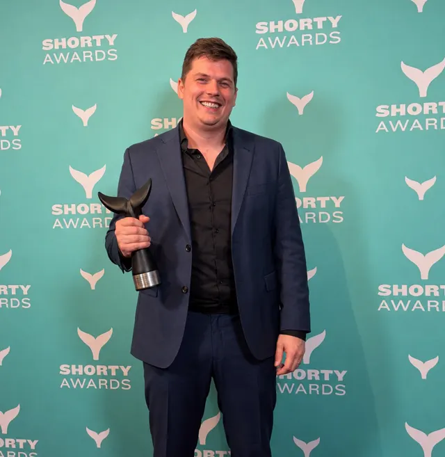 Leroy ter Braak holding a Shorty Award trophy